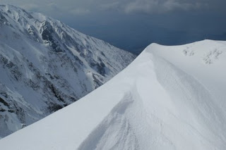 稜線上の雪稜と奥左に別山