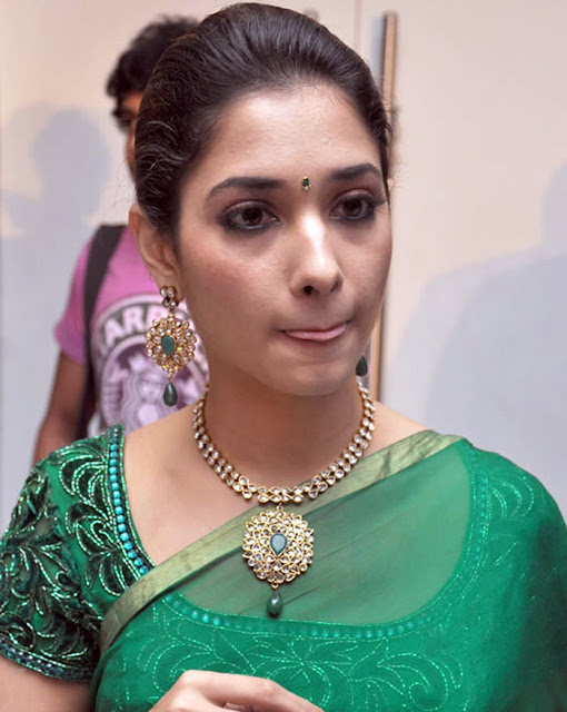 tamannah looking in green saree photo gallery