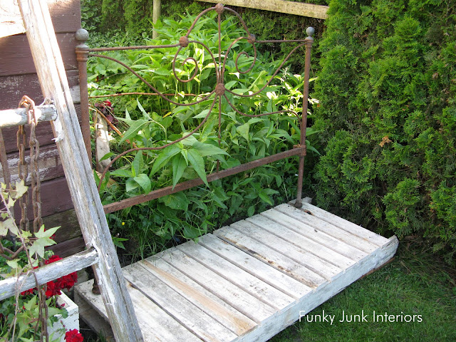 Make a pallet wood walkway along a garden gate with a full pallet! Make a pallet wood walkway along a garden gate with a full pallet!