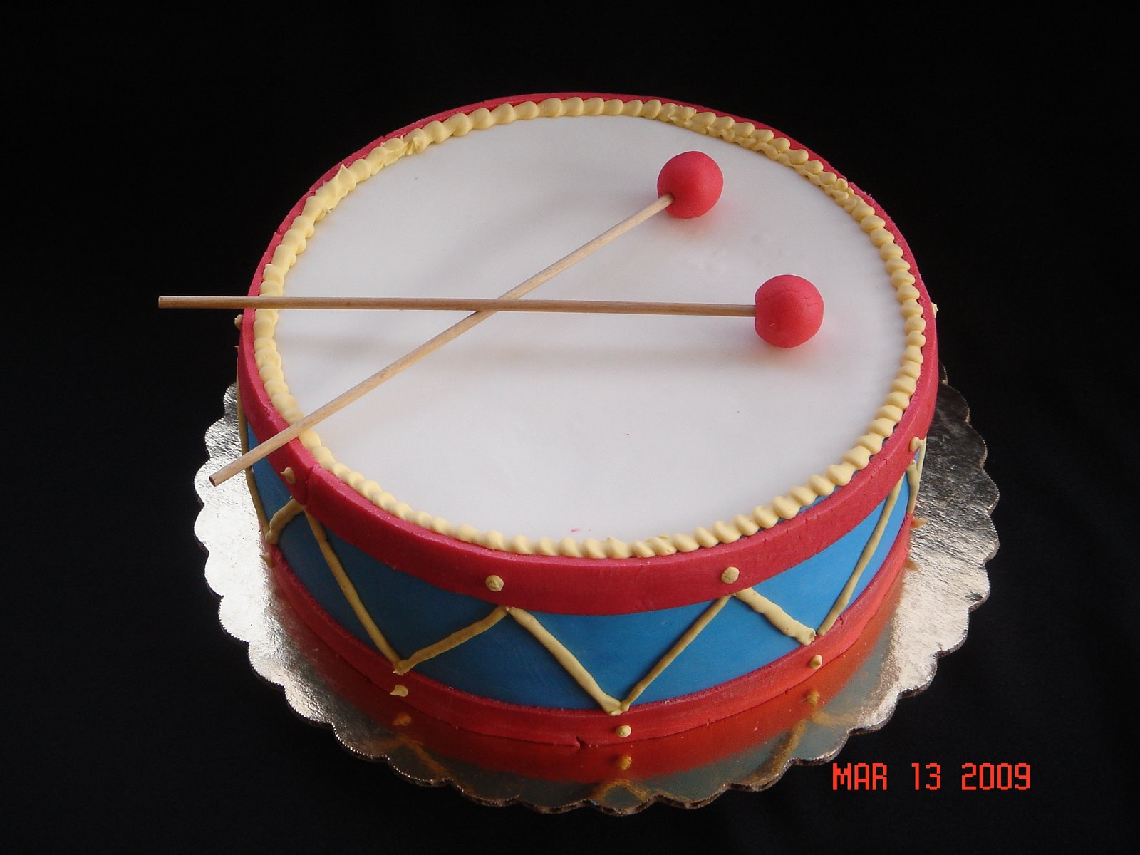 [kids+drum+cake.JPG]