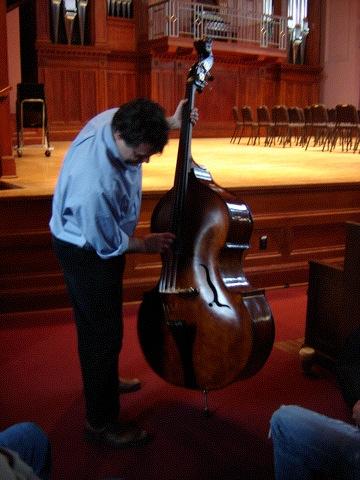 EDGAR MEYER PLAYS DANIEL SEABOLT'S DOUBLE BASS, HE IS AMAZED AT THE SOUND QUALITY