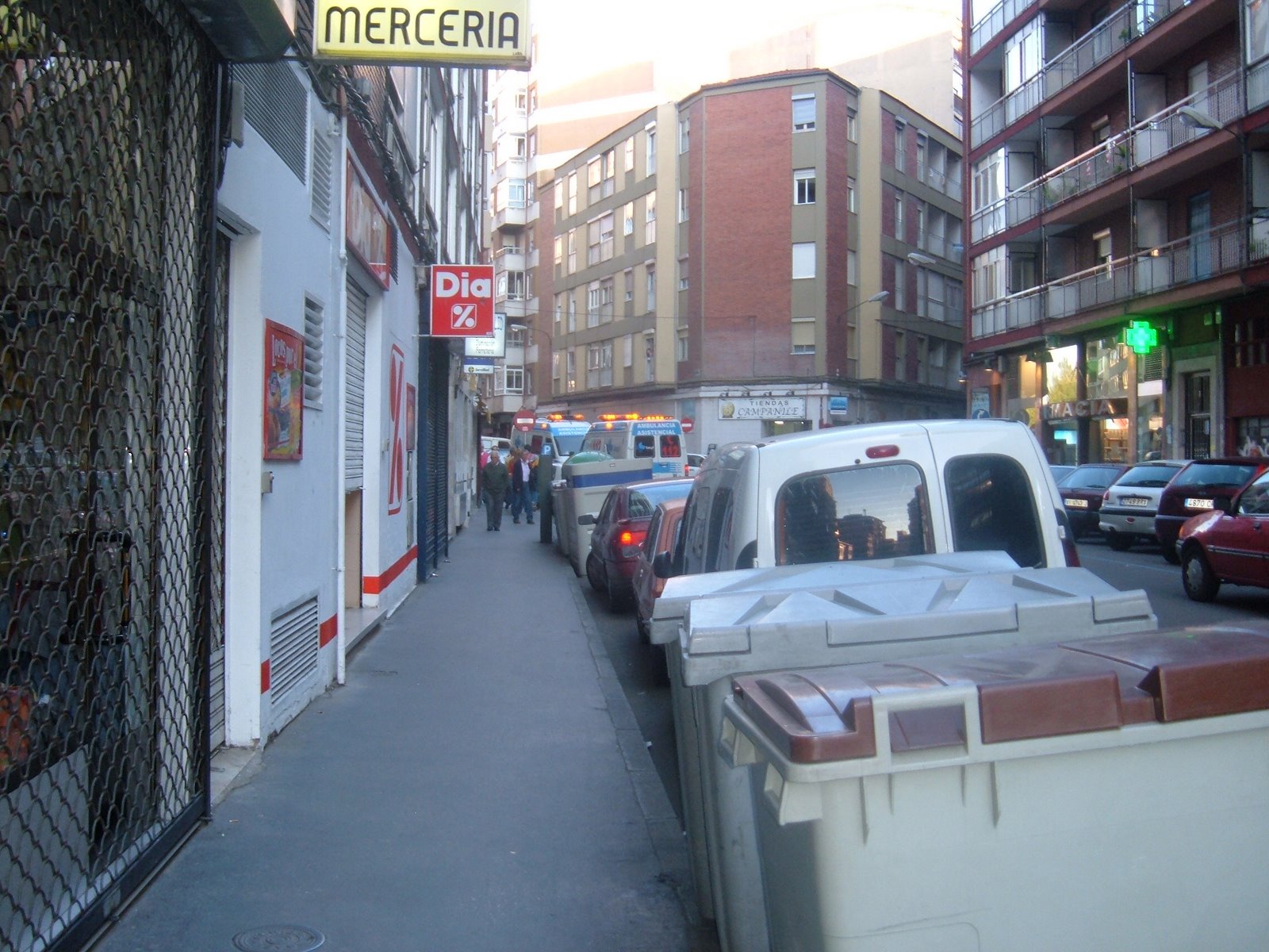 [calle+con+ambulancias+y+farmacia.JPG]