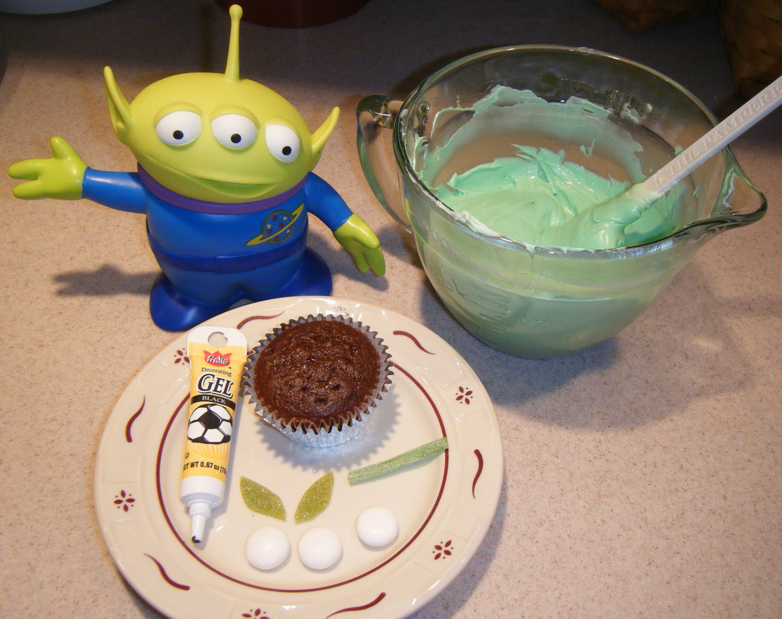 travel-talk-with-marilyn-disney-s-toy-story-green-alien-cupcakes