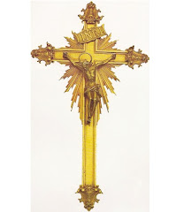 Crucifixo de prata dourada