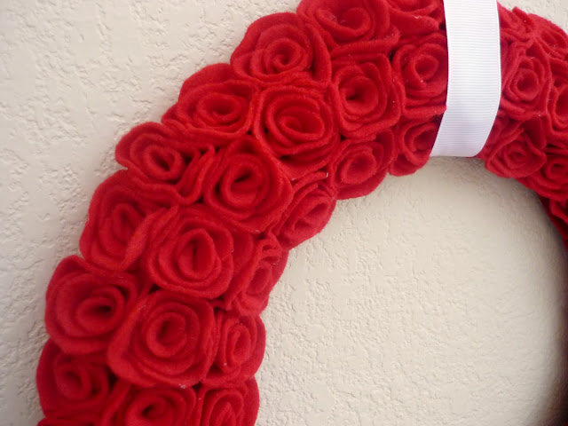 Tutorial for making a felt roses Valentine wreath