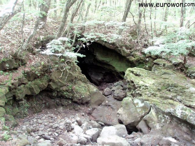 Cueva en la montaña Hallasan de Jeju