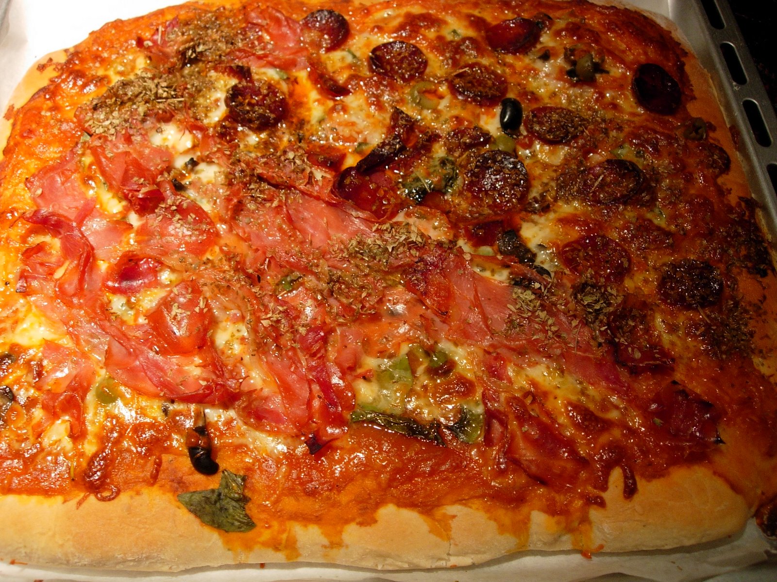 [pizza+de+chouriço+com+mangericão.JPG]