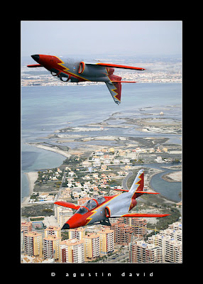 Dos aviones de la Patrulla Águila, uno de ellos en vuelo invertido