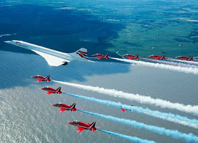 Último vuelo del Concorde, escoltado por los Red Arrows de la RAF.