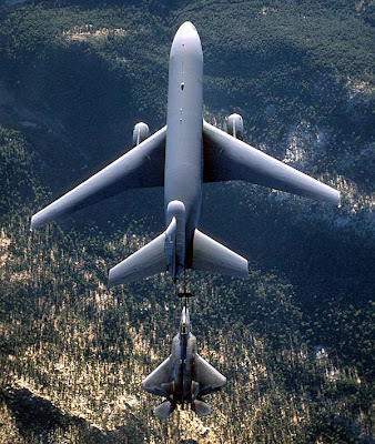 F-22 repostando en vuelo desde un KC-10