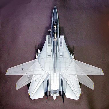 Maqueta del F-14 mostrando las distintas posiciones de las alas