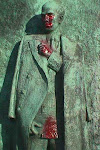 La estatua de Raoul Wallenberg dañada.