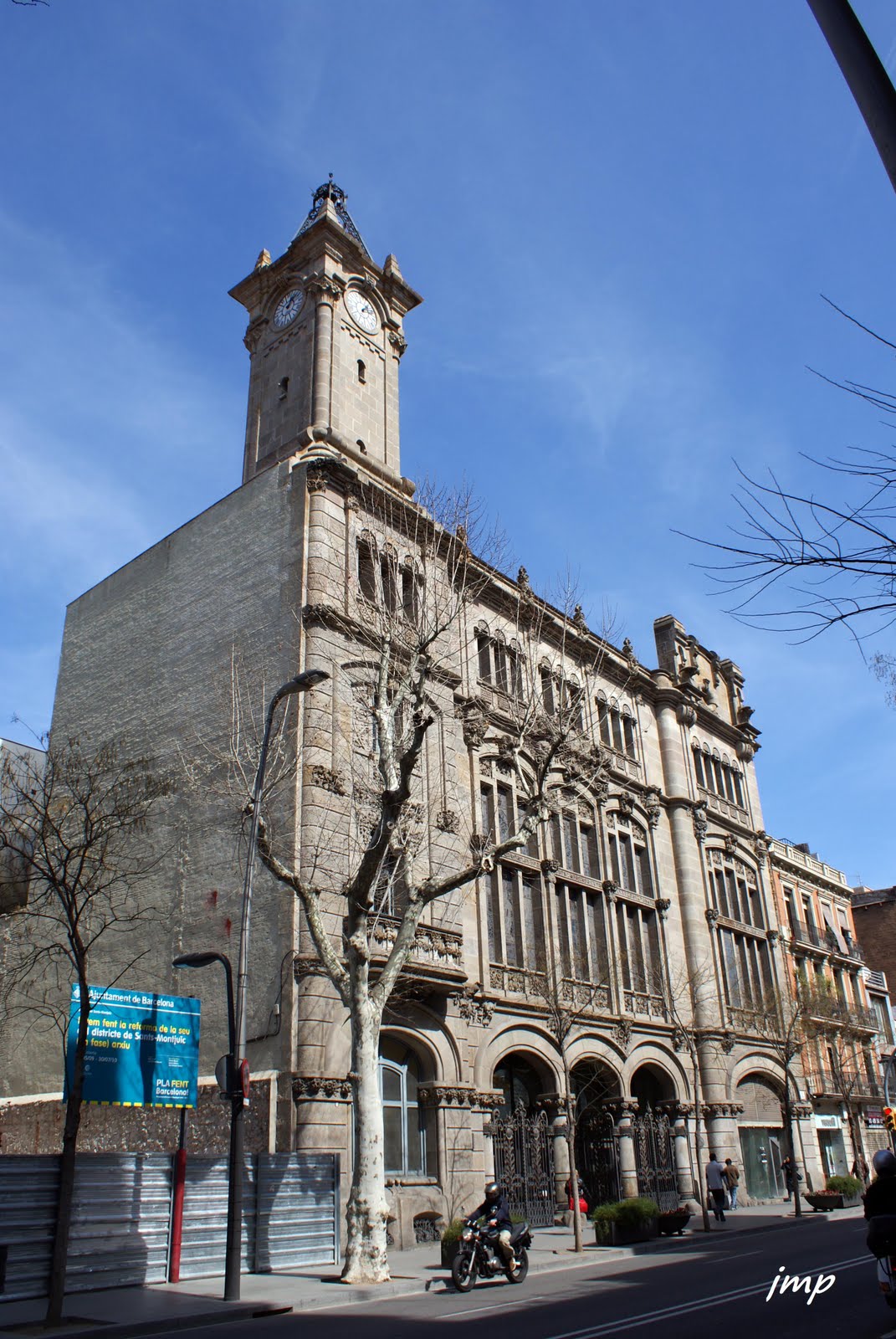 TOT PASSEJANT Seu del Districte SansMontjuïc