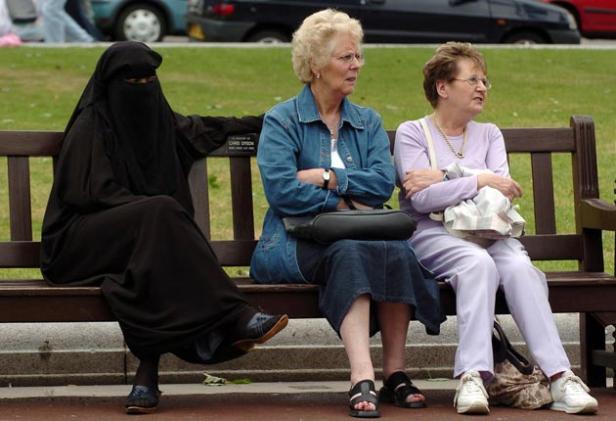 burqa-Three+women+share+a+bench+in+Glasgow+during+a+vigil+for+victims+of+the+London+bombings.jpg