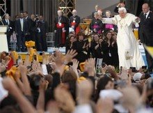 [Benedicto_XVI_jovenes.jpg]