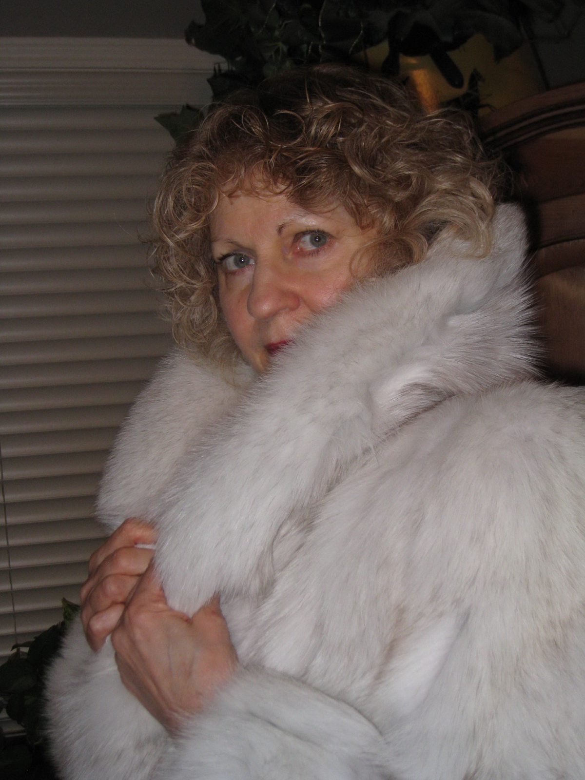 Girls In Fur Coats Sucking - Photo EROTIC