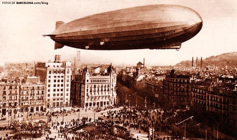 zeppelin sobrevolant Barcelona