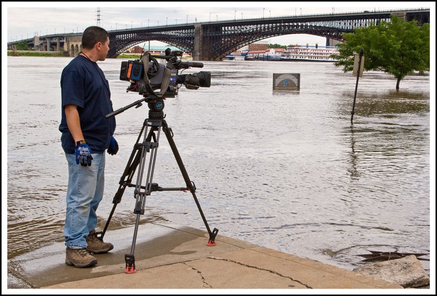 [TV+cameraman+at+river+border.jpg]