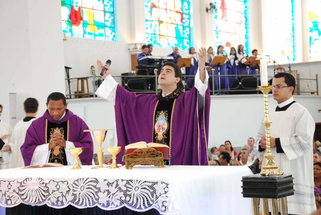 Padre Robson de Oliveira Padre Robson comemora 12 anos de sacerdócio