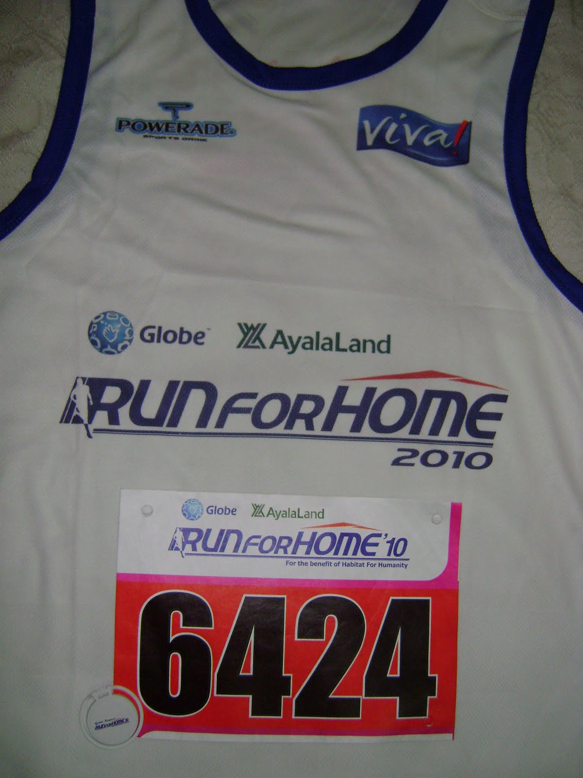 [My+Runnng+kit+for+Run+for+Home+2010+rod1.JPG]