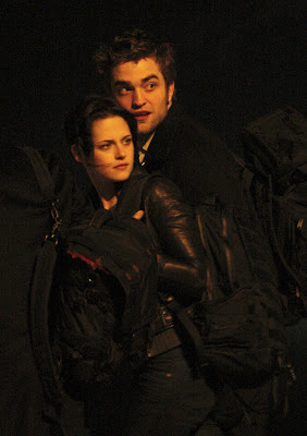 Kristen Stewart Weird on Jake Weird  Robert Pattinson And Kristen Stewart Holding Hands
