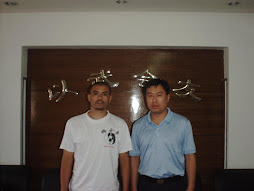 En la Federacion Internacional de Wu Shu con el secretario y director de Chinese Wushu Association