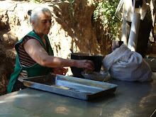 Doña juanita preparando melcocha