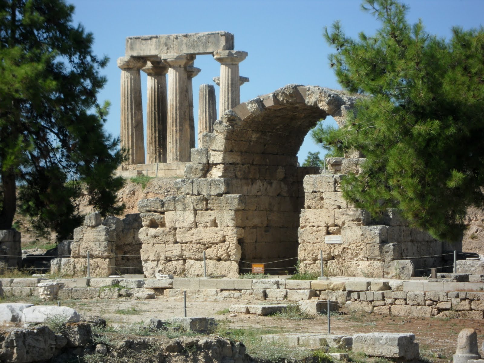 Известные древнейшие памятники культуры древней греции. 4 колонны. Кносский дворец в древней греции. Храмы акрополя в древней греции. Храм артемиды, эфес, турция.