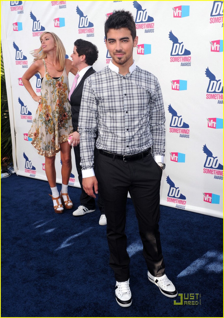 DIA DIA CON LOS JONAS JOE JONAS EN LA ALFOMBRA DE VH1 2010
