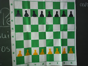 um peão de prata em pé coroado no jogo de xadrez de batalha a