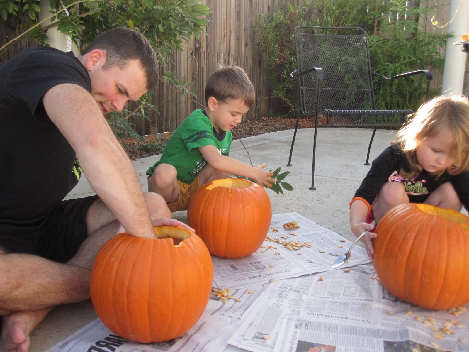 Enjoying Life With 4 Kids: Carving Pumpkins
