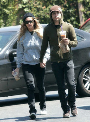 Best Girls Nude: Pete Wentz And Ashlee Simpson. And Oh My God They're  Holding Hands!