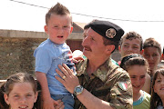 I nostri militari "Pinerolo" simpatizzano con la popolazione del Villaggio Italia in Kosovo.
