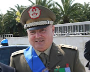 Il Gen. Del Sorbo, premia i civili E.I.