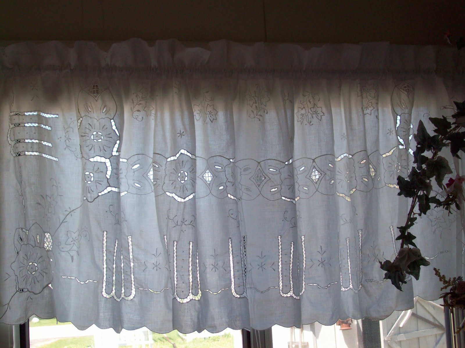 BLUEBIRDS AND MANDOLINS Vintage table linens