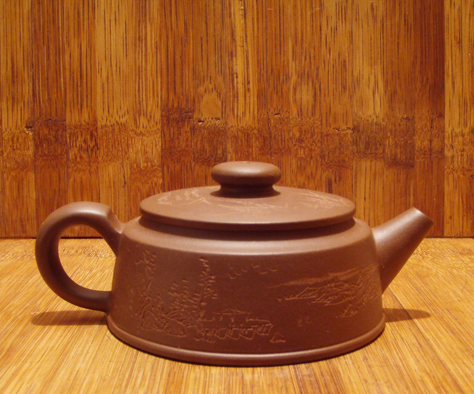 Сколько берет чайник. Чайник для Шен пуэра. Китайский чайник из исинской глины на 600мл. Чайник вытянутой формы. Чайник из исинской глины Цзы ша формы фан ГУ, 200мл.