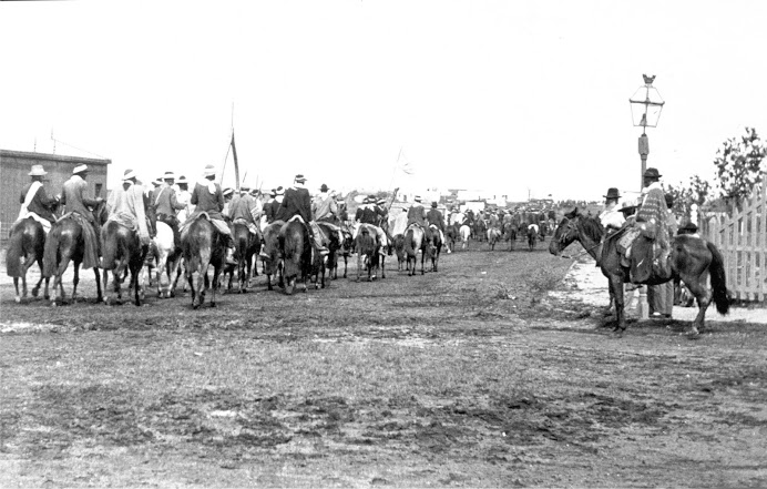 1903. Desfile de los Blancos bajo las órdenes de Saravia