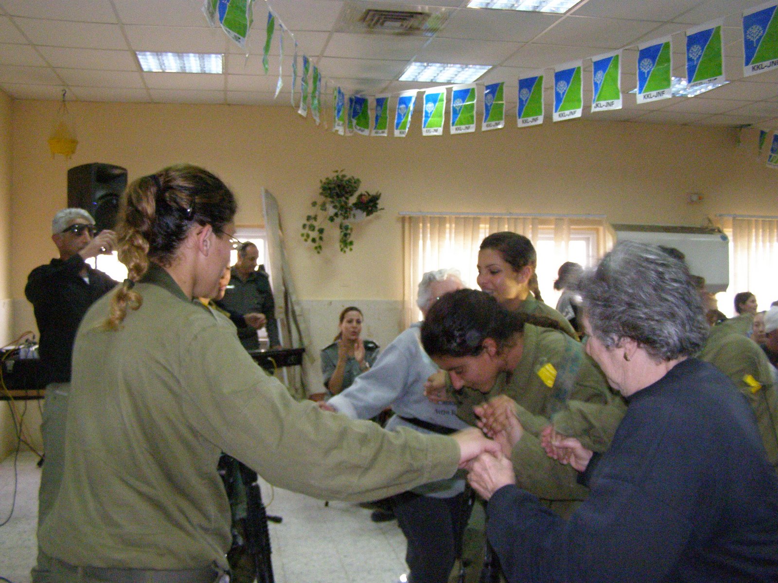 [Tubshvat+with++soldiers+070.jpg]