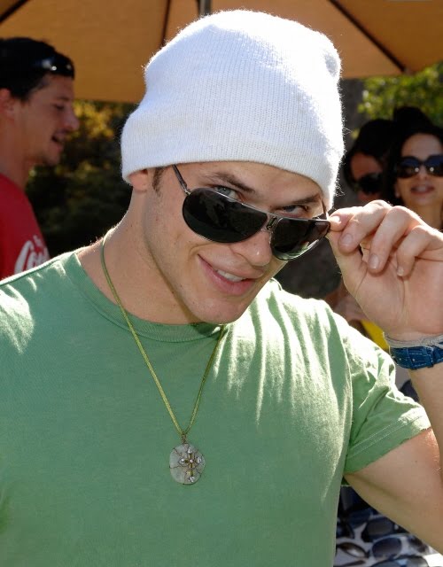 https://1.bp.blogspot.com/_RuwYx3KjJ-c/SxQK3y6KskI/AAAAAAAAOr0/uiKTBmrBcHo/s1600/500full-kellan-lutz.jpg
