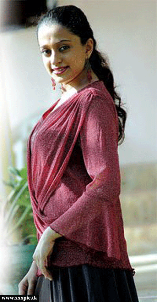 [Ayomi_Shanika_10.gif]