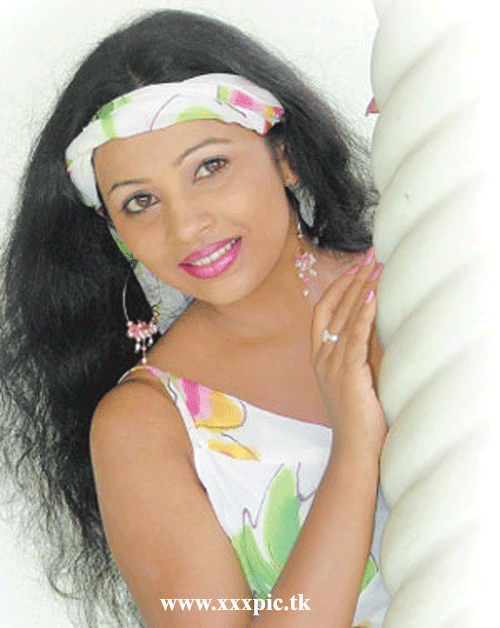 [Kanchana_Mendisz_10.gif]