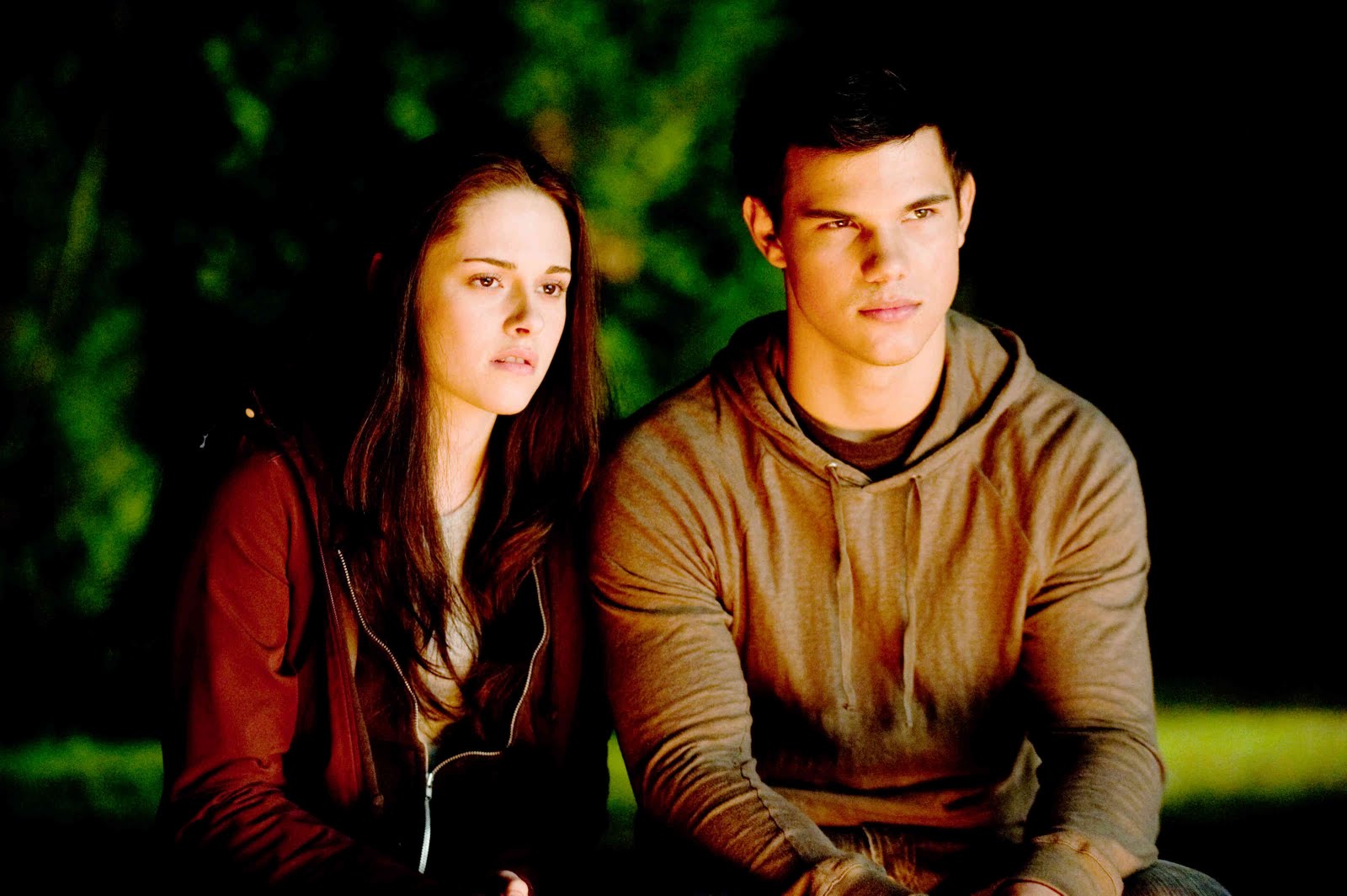 http://1.bp.blogspot.com/_RwYZJo_2o9c/TIUiB7E-dFI/AAAAAAAAB4w/PLOA2DLfaRM/s1600/Kristen-Stewart-and-Taylor-Lautner-The-Twilight-Saga-Eclipse.jpg