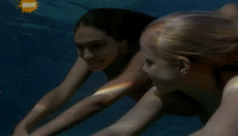 Las chicas nadando :)