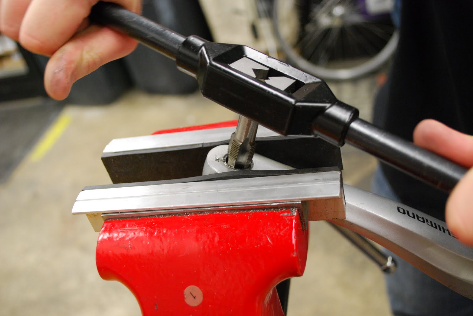 00783. токарная обработка. метчик м20 2. инструмент для нарезания резьбы метчик и плашка. нарезка резьбы.