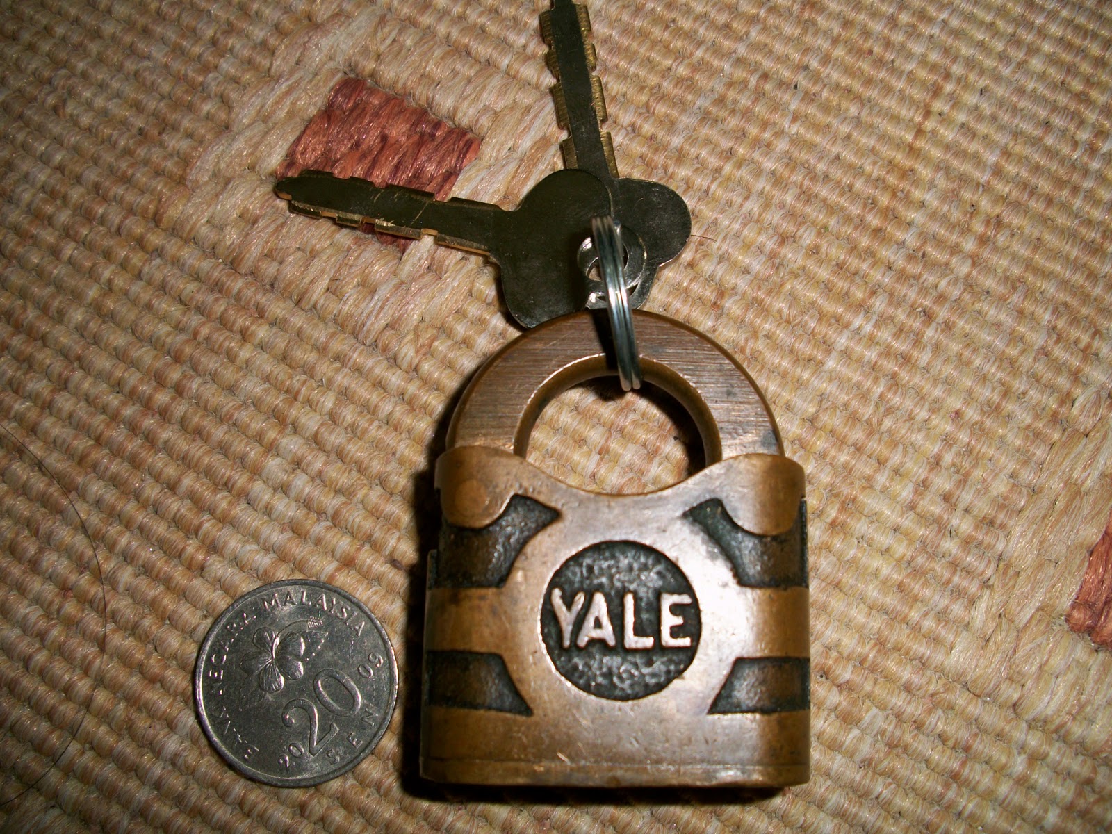 collectible items Vintage YALE brass padlock 1