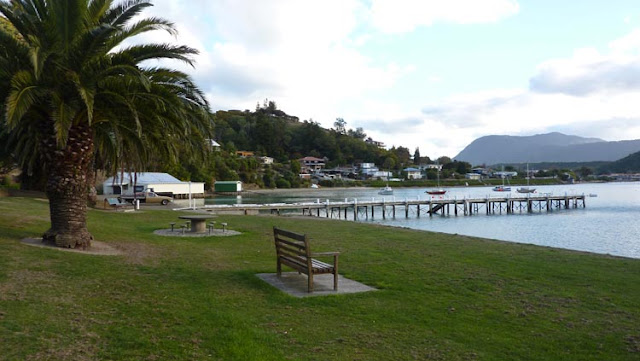 En Picton hay muchos bancos donde poder sentarse para disfrutar de buenas vistas