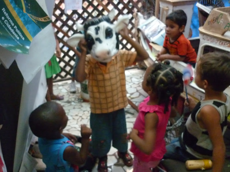 15/02/2010 - Crianças brincam na nossa Biblioteca Comunitária BArca das Letras 24 horas em Macapá