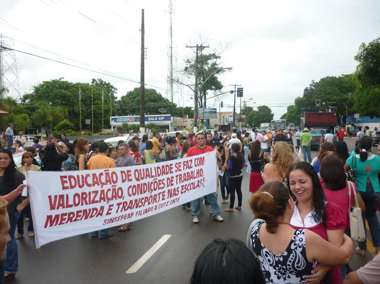15/04 - Professores na rua em luta por educação de qualidade no Amapá
