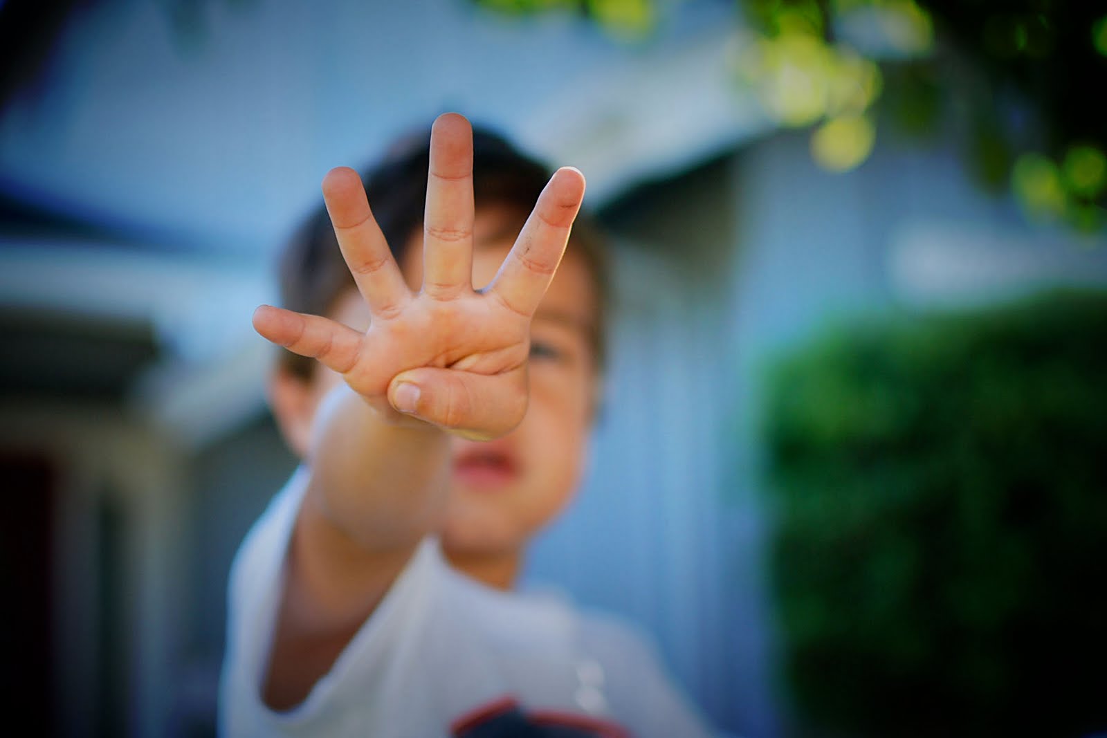 Четыре пальчика. Четыре пальца. Ребенок показывает четыре пальца. Человек показывает 4 пальца.