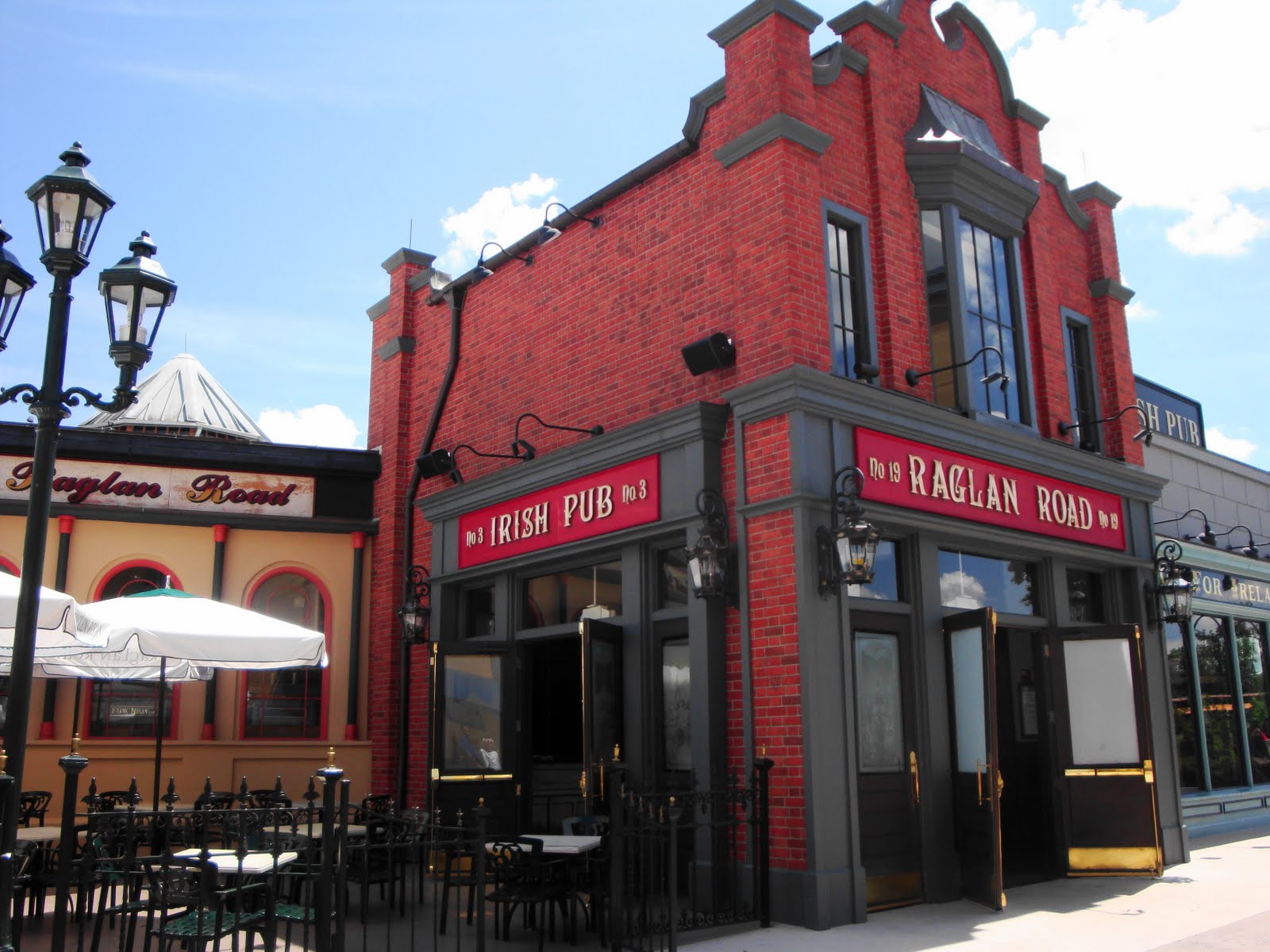 Raglan Road Irish Pub.